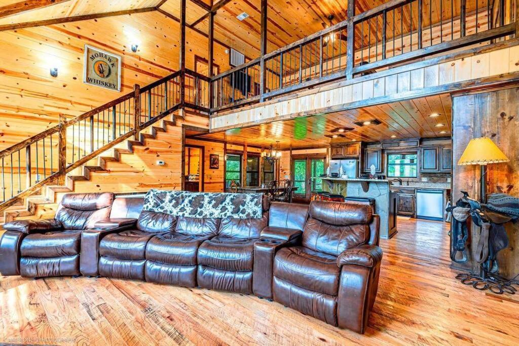Iron Horse Lodge Sleeps 18, Games, Fire Pit, Hot Tub, Ev, More Broken Bow Extérieur photo