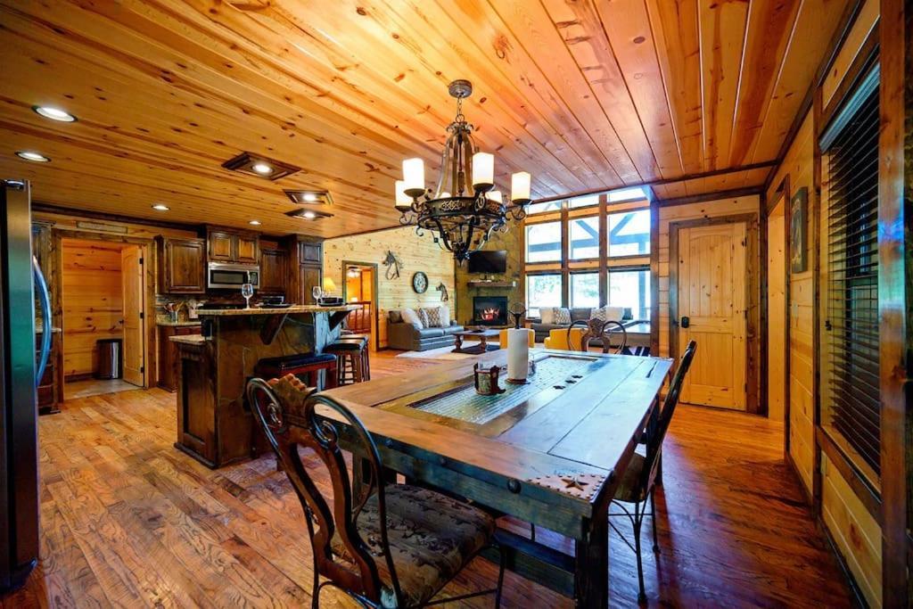 Iron Horse Lodge Sleeps 18, Games, Fire Pit, Hot Tub, Ev, More Broken Bow Extérieur photo