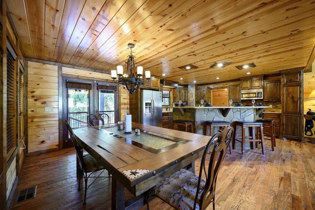 Iron Horse Lodge Sleeps 18, Games, Fire Pit, Hot Tub, Ev, More Broken Bow Extérieur photo